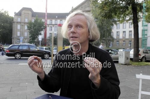 Deutscher Dirigent Konrad Junghänel im Interview über die Premiere der Oper 